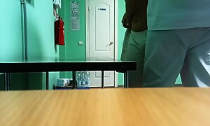 Skjult Kamera På Hospitalet. Læge, Der Har Det Sjovt Med En Kollega i Sin Fritid