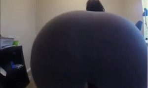 Big booty leggings farts - video 2