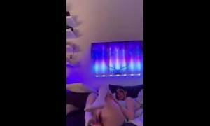 mellooow show pussy on bed